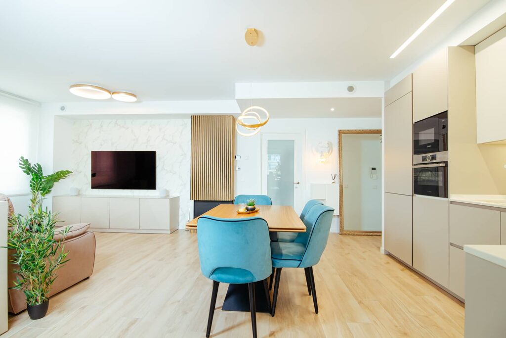 Cocina moderna abierta al comedor diseñada por Decoración Vesta.
