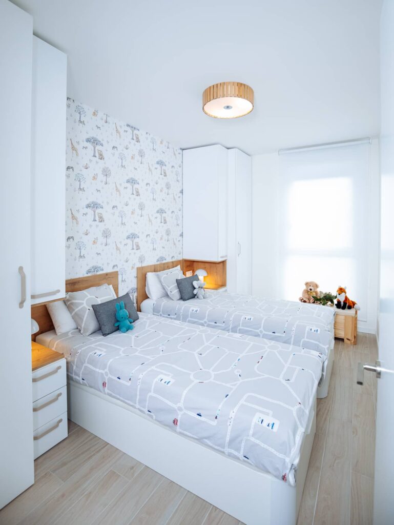 Dormitorio infantil funcional diseñado para aprovechar el espacio.