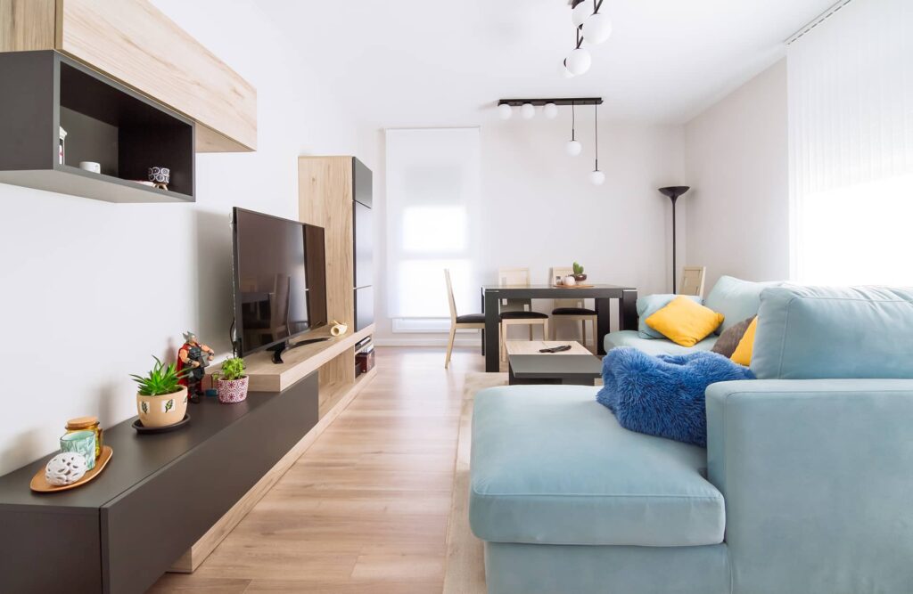 Salón moderno con mobiliario personalizado y distribución funcional.