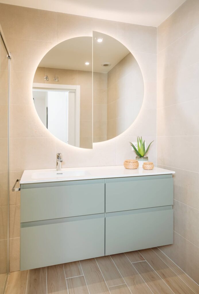 Mueble de baño suspendido con espejo retroiluminado en vivienda de Vitoria-Gasteiz.
