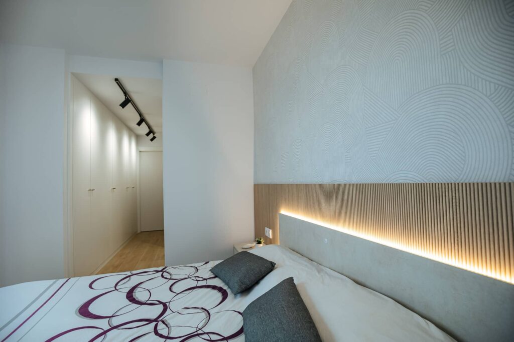 Dormitorio con iluminación indirecta integrada en el cabecero