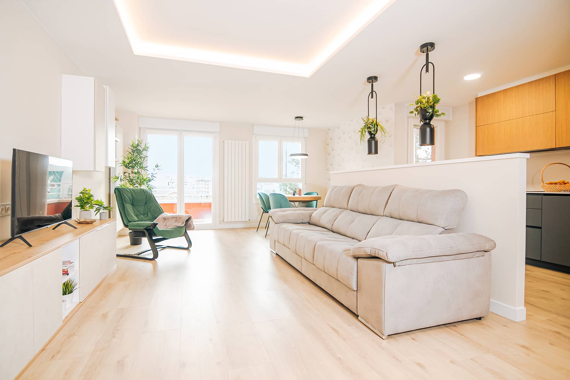 Salón renovado mediante proyecto de interiorismo en Vitoria-Gasteiz