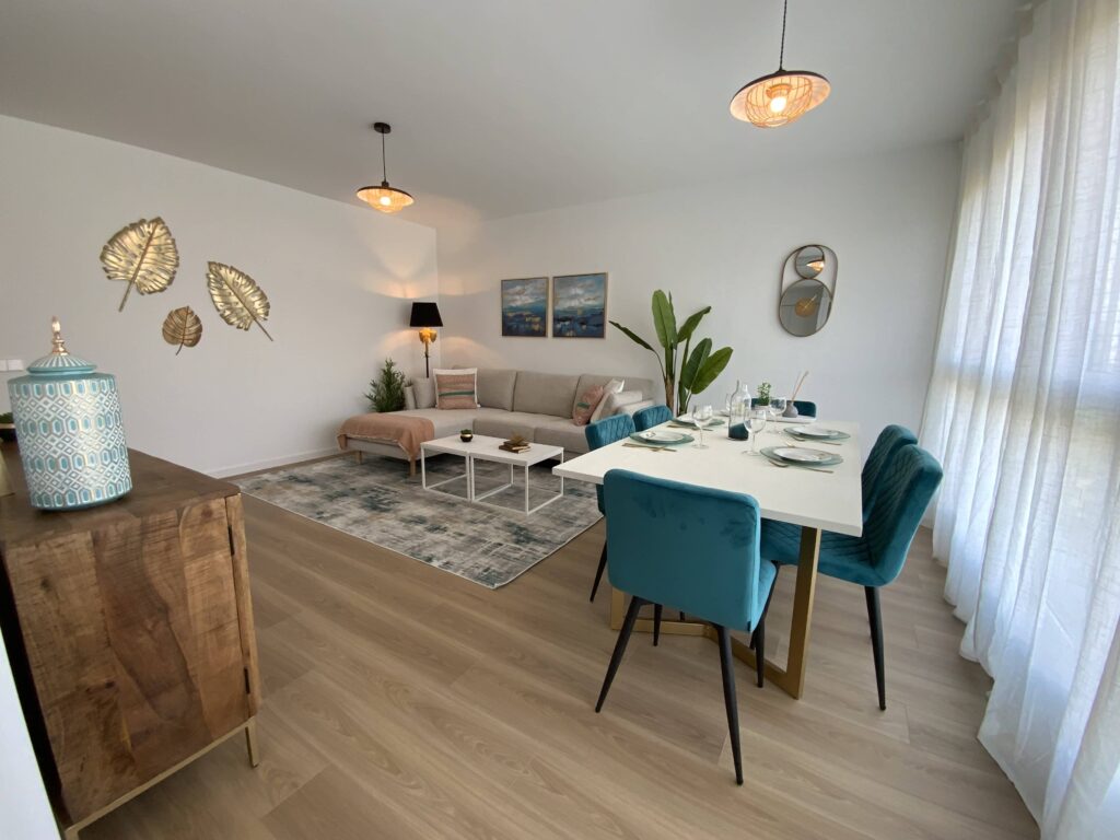Proyecto de salón comedor diseñado por Decoración Vesta con mobiliario personalizado.