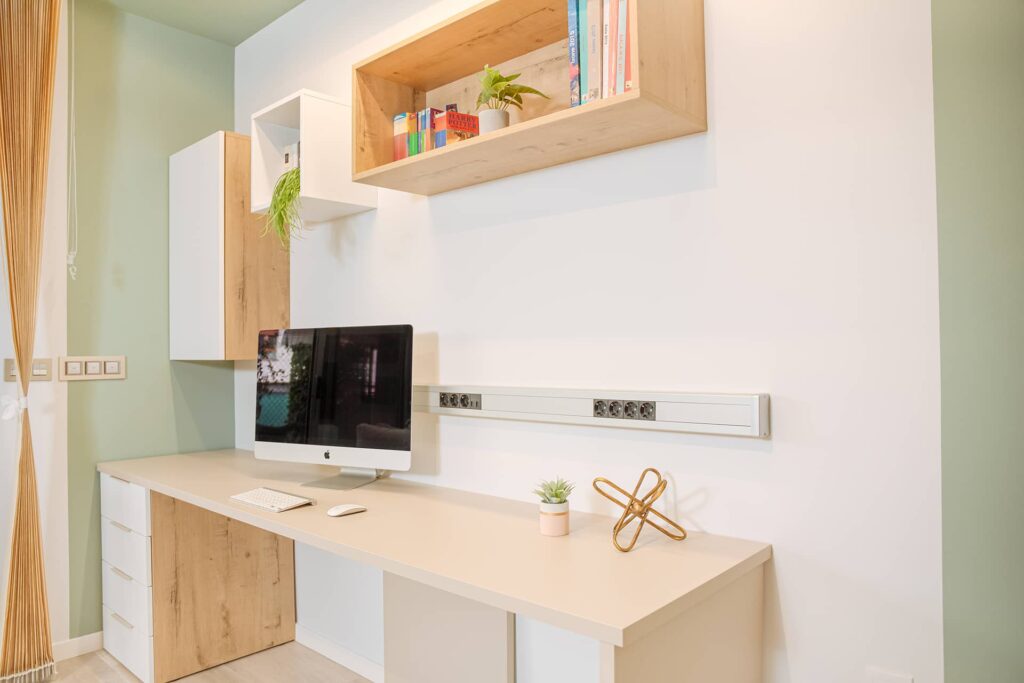 Zona de trabajo integrada con escritorio y mobiliario a medida